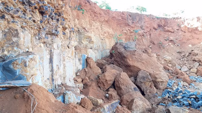 Đất đai bị đào bới để khai thác đá, gây ảnh hưởng đến môi trường