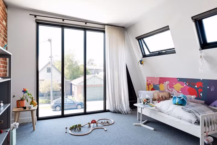 Phòng chơi của trẻ đặt cạnh phần mái lệch có đầy đủ ánh sáng và không khí tự nhiên.