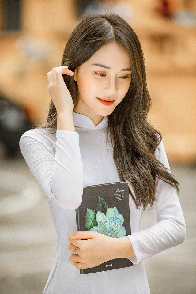 Trước khi tốt nghiệp đại học, Mai Phương đã thực hiện bộ ảnh áo dài trắng để kỷ niệm 4 năm gắn bó. Trước khi tốt nghiệp đại học, Mai Phương đã thực hiện bộ ảnh áo dài trắng để kỷ niệm 4 năm gắn bó.