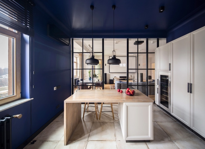 Bàn chuẩn bị thức ăn đơn giản vừa với tầm với của người nội trợ. Bàn chuẩn bị thức ăn đơn giản vừa với tầm với của người nội trợ.