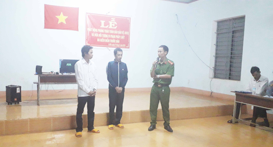 Đưa đối tượng vượt biên trái phép ra kiểm điểm trước dân. Ảnh: Lê Trang 