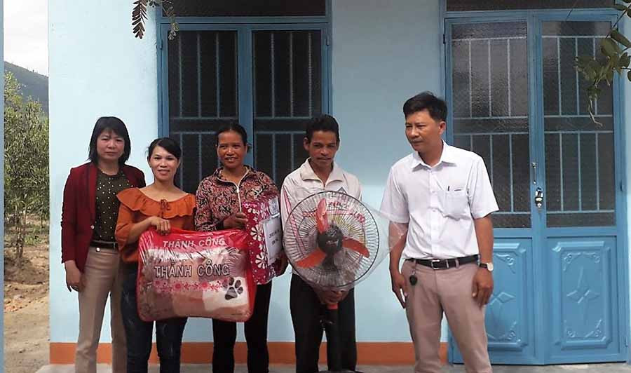 Đại diện lãnh đạo xã Đak Tơ Ver tặng quà cho gia đình chị Víu. Ảnh: Đinh Yến