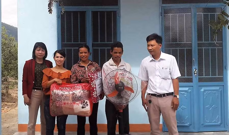 Đại diện lãnh đạo xã Đak Tơ Ver tặng quà cho gia đình chị Víu. Ảnh: Đinh Yến