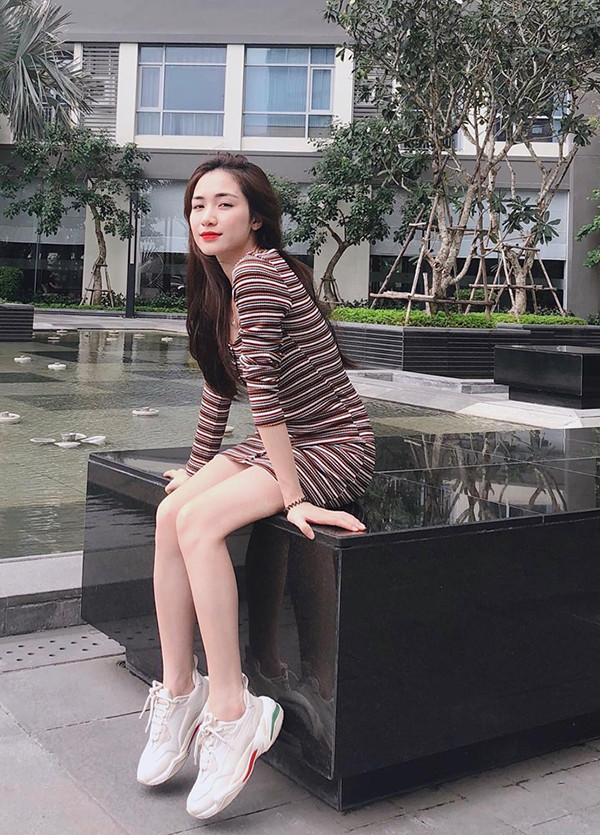 Chọn phong cách đơn giản nhưng Hoà Minzy khéo léo tôn những điểm vàng trên hình thể nhờ thiết kế váy ôm sát.