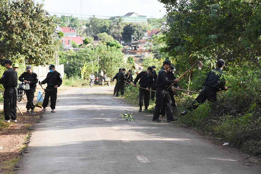 Các chiến sĩ vệ sinh khu vực đường giao thông tại xã Bờ Ngoong, huyện Chư Sê. Ảnh Hà Phương