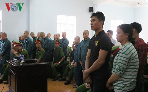 Các bị cáo nghe tuyên án.