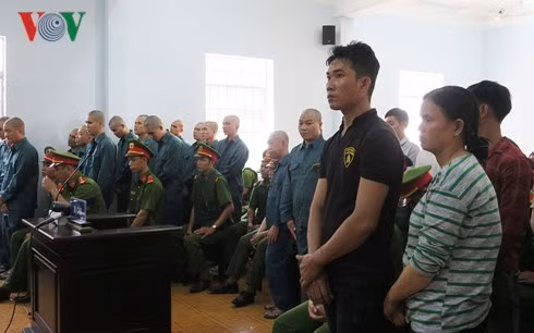 Các bị cáo nghe tuyên án.