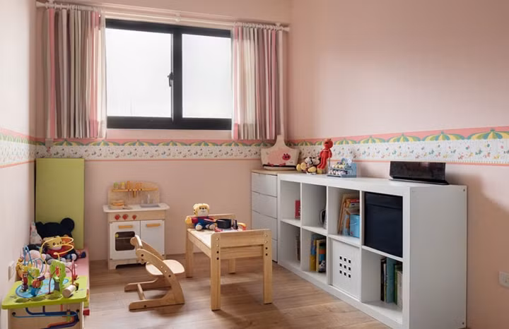 Điểm khác biệt duy nhất trong căn hộ đó chính là phòng của trẻ, để phù hợp với sở thích của bé chủ nhân đã chọn sơn tường và nội thất màu hồng thay vì tông màu xám quen thuộc của căn hộ, một sự phá cách có tính toán khiến trẻ cảm thấy thích thú mà không phá hỏng nguyên tắc bài trí của cả căn nhà.