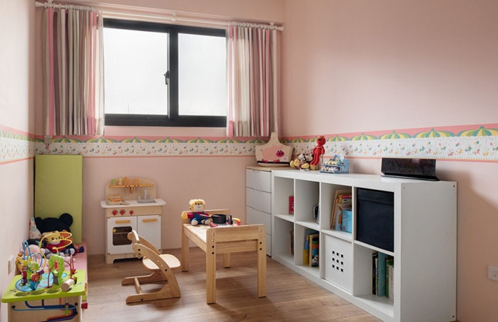 Điểm khác biệt duy nhất trong căn hộ đó chính là phòng của trẻ, để phù hợp với sở thích của bé chủ nhân đã chọn sơn tường và nội thất màu hồng thay vì tông màu xám quen thuộc của căn hộ, một sự phá cách có tính toán khiến trẻ cảm thấy thích thú mà không phá hỏng nguyên tắc bài trí của cả căn nhà.