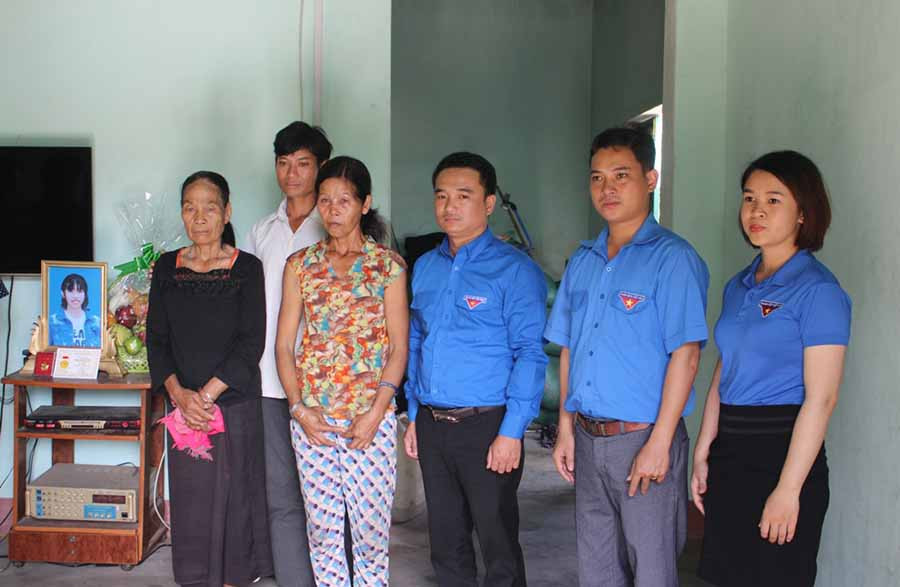 Đại diện lãnh đạo Tỉnh Đoàn đến thăm và động viên gia đình em Ksor H'Nhuên. Ảnh: Phan Lài