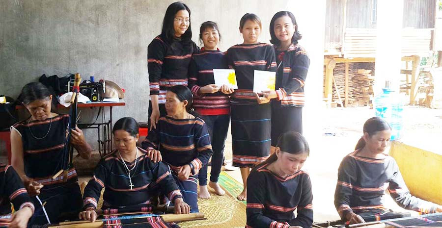  CLB Nữ doanh nghiệp tỉnh trao tiền hỗ trợ cho tổ dệt thổ cẩm. Ảnh: Anh Huy