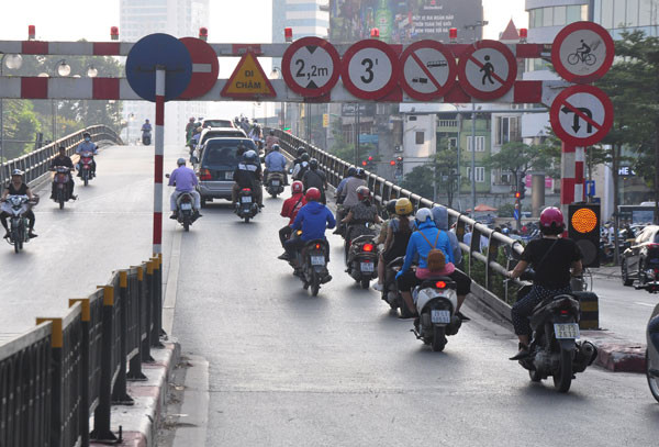  Biển báo tại cầu vượt Thái Hà, Hà Nội - Ảnh: Tạ Tôn