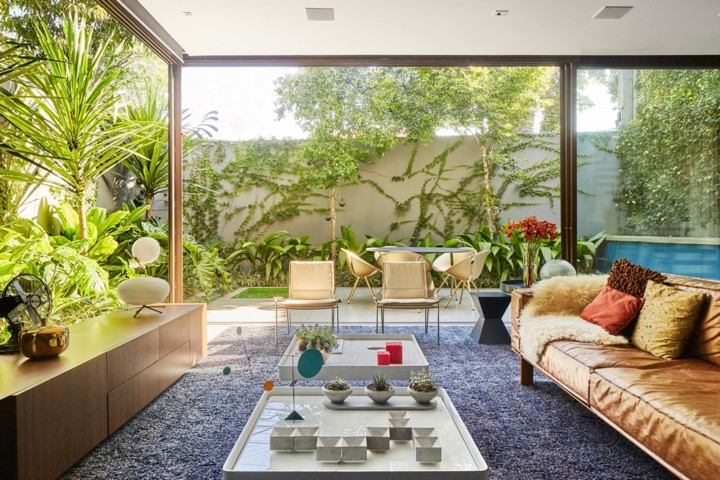  Nếu như ở những ngôi nhà thông thường, ghế sofa sẽ được sắp xếp đối diện với tủ tivi thì ở đây ghế đặt đối diện với vườn cây bên ngoài để dù ngồi ở vị trí nào trong phòng cũng không bỏ lỡ khung cảnh tuyệt đẹp xung quanh.