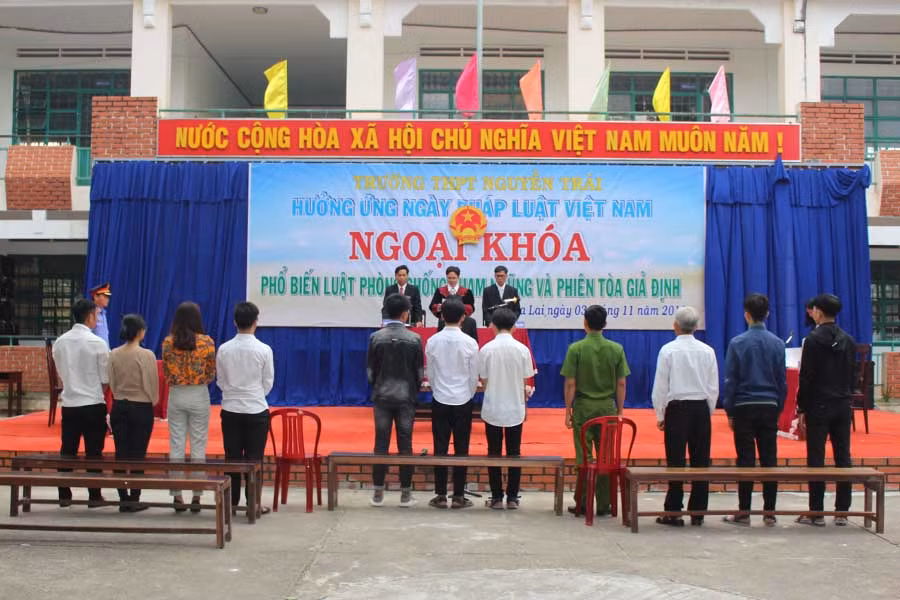 4-11, Phiên tòa giả định về an ninh học đường tại Trường THPT Nguyễn Trãi. Ảnh Nguyễn Giang