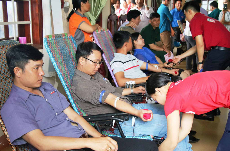 Đông đảo người dân tham gia HMTN. Ảnh: Hồng Ngọc