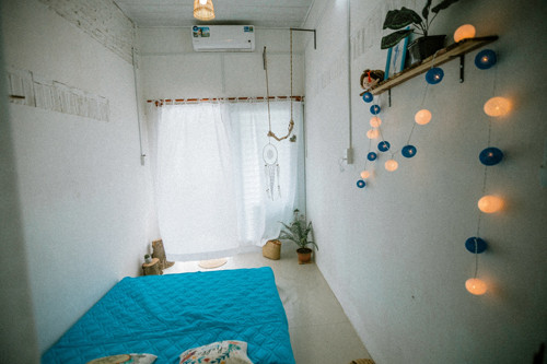 Phòng đơn có thiết kế nhỏ nhắn, view cửa sổ rộng với đầy đủ vật dụng cần thiết như điều hòa, đèn ngủ, chăn ga gối đệm. Đặc biệt, mỗi phòng đều có nhà vệ sinh riêng, thoáng mát thích hợp để sinh hoạt. Phòng đơn có thiết kế nhỏ nhắn, view cửa sổ rộng với đầy đủ vật dụng cần thiết như điều hòa, đèn ngủ, chăn ga gối đệm. Đặc biệt, mỗi phòng đều có nhà vệ sinh riêng, thoáng mát thích hợp để sinh hoạt.