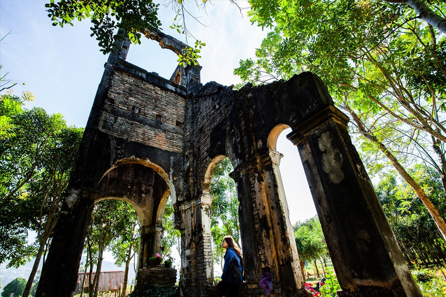 Qua hơn một thế kỷ, do sự tàn phá nặng nề của chiến tranh nên ngôi thánh đường này chỉ còn giữ lại được một phần tháp chuông và mặt trụ phía trước. Ảnh: Chu Thế Dũng Qua hơn một thế kỷ, do sự tàn phá nặng nề của chiến tranh nên ngôi thánh đường này chỉ còn giữ lại được một phần tháp chuông và mặt trụ phía trước. Ảnh: Chu Thế Dũng