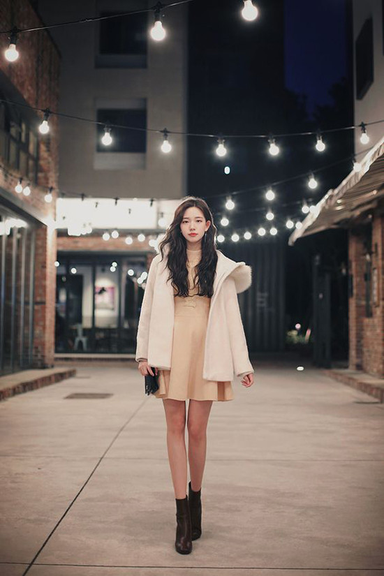 Trang phục đơn sắc, màu trung tính không tạo được thị ứng hiệu giác như ‘con sốt’ da beo, da rắn, ca rô..., nhưng nó lại thừa khả năng tôn nét thanh lịch và phù hợp với môi trường công sở Trang phục đơn sắc, màu trung tính không tạo được thị ứng hiệu giác như ‘con sốt’ da beo, da rắn, ca rô..., nhưng nó lại thừa khả năng tôn nét thanh lịch và phù hợp với môi trường công sở