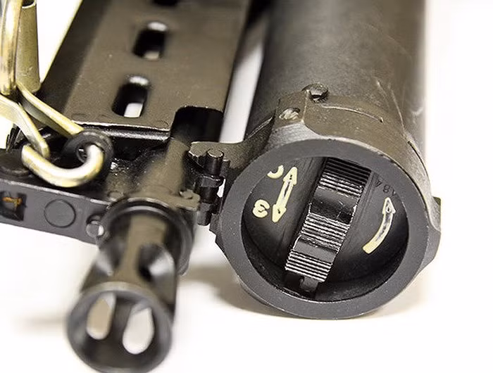  Nòng súng có 4 rãnh xoắn 240 mm về phía tay phải, đầu nòng có rãnh để gắn ống hãm nảy hoặc ống giảm thanh.