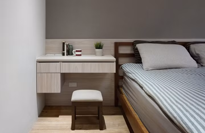  Bàn trang điểm gắn vào tường tiết kiệm diện tích.