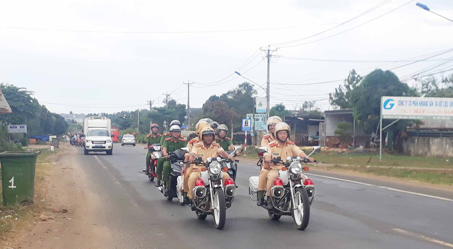 Diễu hành tuyên truyền phòng-chống HIV/AIDS tại huyện Chư Pah. Ảnh: Hoành Sơn