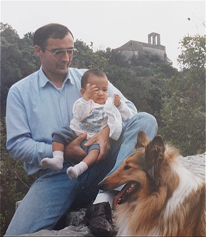 Châu và bố nuôi người Pháp hồi cô hơn 1 tuổi. Ảnh: NVCC.