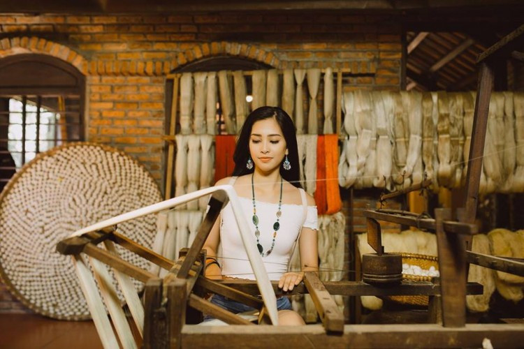 Tiểu Vy cho biết “Thật tự hào khi được giới thiệu về quê hương Hội An với bạn bè quốc tế. Ngày nhỏ Vy rất thích nhìn các cô, các chị quay chỉ, se tơ, bây giờ cũng vẫn rất thích.”