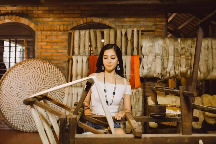 Tiểu Vy cho biết “Thật tự hào khi được giới thiệu về quê hương Hội An với bạn bè quốc tế. Ngày nhỏ Vy rất thích nhìn các cô, các chị quay chỉ, se tơ, bây giờ cũng vẫn rất thích.”