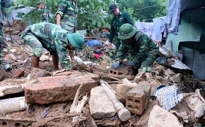 Lực lượng chức năng vẫ đang tiếp tục đào bới, tìm kiếm nạn nhân La Hăng ở thôn Thành Phát. Ảnh: An Bình.  Lực lượng chức năng vẫ đang tiếp tục đào bới, tìm kiếm nạn nhân La Hăng ở thôn Thành Phát. Ảnh: An Bình.