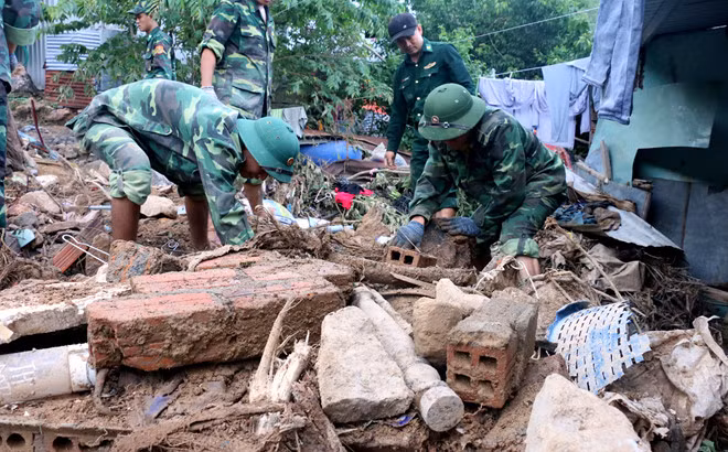  Lực lượng chức năng vẫ đang tiếp tục đào bới, tìm kiếm nạn nhân La Hăng ở thôn Thành Phát. Ảnh: An Bình.