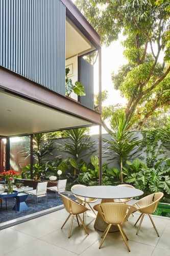  Bộ bàn ghế đặt bên ngoài làm bàn ăn, bàn trà mỗi khi chủ nhân muốn gần gũi với thiên nhiên.