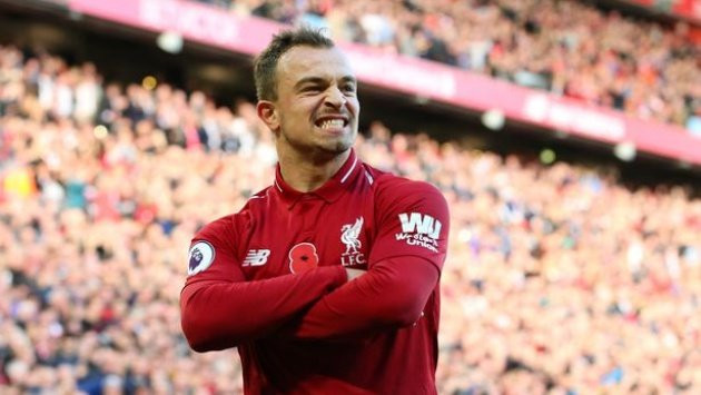 1 Shaqiri ăn mừng bàn thắng thứ hai của Liverpool vào lưới Fulham.