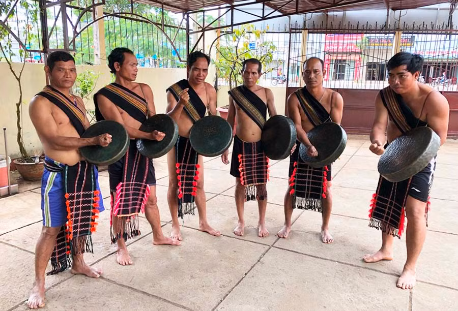  Các thành viên đội cồng chiêng tỉnh Đak Nông. Ảnh: Phan Lài