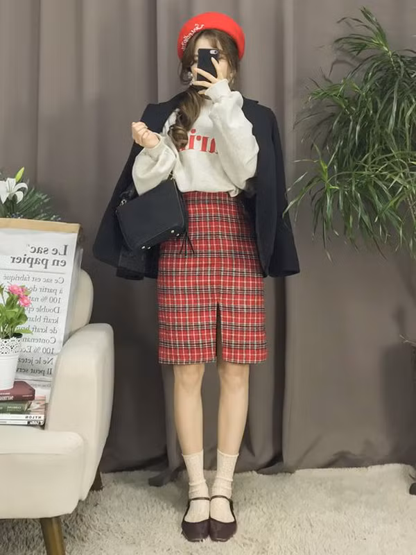 Sau một mùa lăng xê các mẫu blazer kẻ sọc ca rô, các cô nàng sành điệu lại chọn váy ca rô làm điểm nhấn.