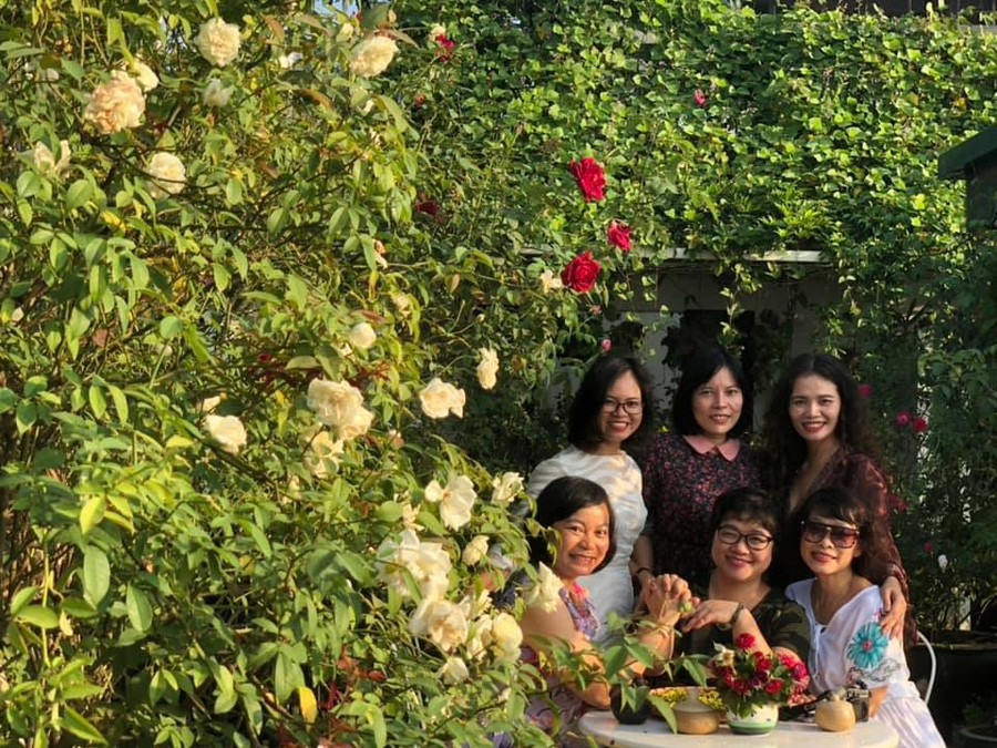 "Nhiều bạn bè đến ví sân thượng nhà tôi giống như quán trà thu nhỏ, vừa được thưởng thức tách trà nóng, nhâm nhi chiếc bánh giữa hương thơm ngào ngạt của các loại hoa, vừa phóng tầm mắt ngắm toàn cảnh thành phố từ trên cao", chị tự hào nói. "Nhiều bạn bè đến ví sân thượng nhà tôi giống như quán trà thu nhỏ, vừa được thưởng thức tách trà nóng, nhâm nhi chiếc bánh giữa hương thơm ngào ngạt của các loại hoa, vừa phóng tầm mắt ngắm toàn cảnh thành phố từ trên cao", chị tự hào nói.