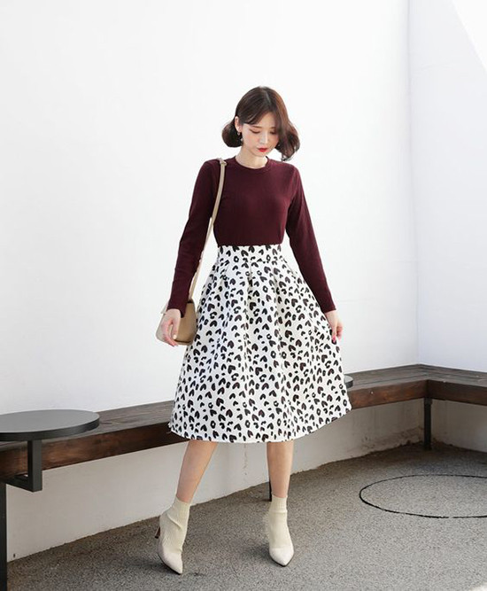 Ngoài vải len, vải nỉ cũng là một trong những chất liệu được các nhà mốt ưa chuộng trong mùa đông. Khi diện các mẫu áo ôm body, chị em công sở có thể chọn chân váy xòe, váy midi để phối đồ.