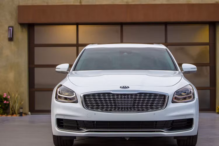 Theo đó, K900 2019 xuất hiện như sedan hạng sang Kia. Xe có kiểu dáng thể thao, cá tính và mạnh mẽ - trái ngược hoàn toàn với ngôn ngữ thiết kế mềm mại, mượt mà thường thấy trên các mẫu xe Kia. 