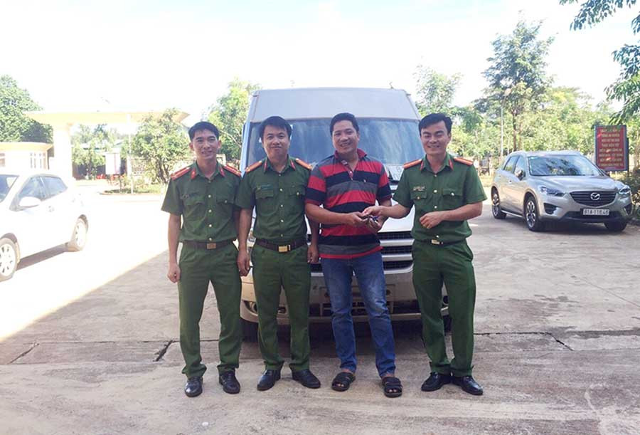  Cơ quan Công an trả lại chiếc xe ô tô 16 chỗ cho anh Ngoại. Ảnh: Lê Văn Ngọc