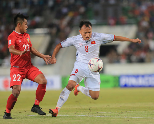  Trọng Hoàng (áo trắng) đã từng ghi bàn vào lưới Malaysia tại AFF Cup 2016 và năm nay anh vẫn có mặt ở đội tuyển Việt Nam tại AFF Cup 2018
