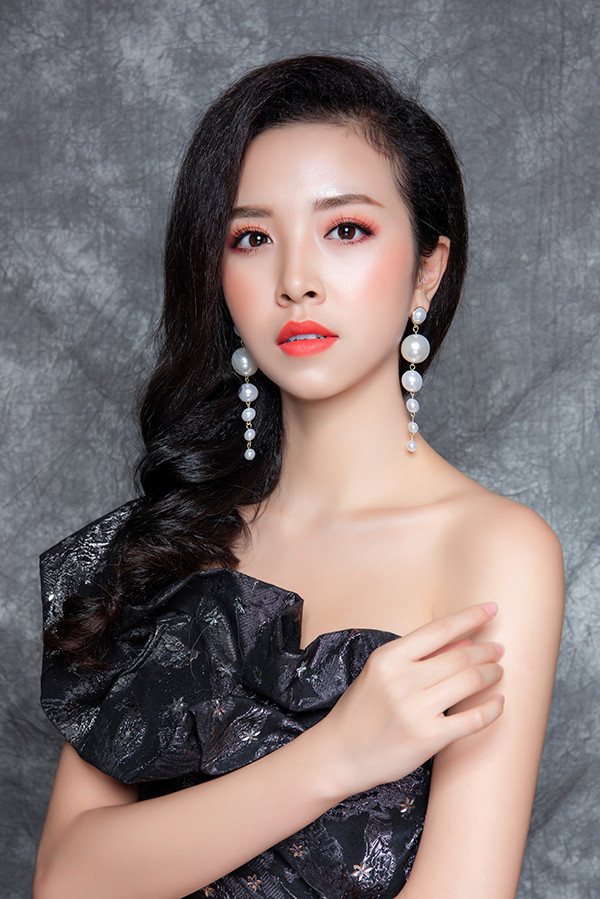  Sắc son đỏ tone cam giúp làm sáng khuôn mặt, rất thích hợp khi tham dự tiệc tối.