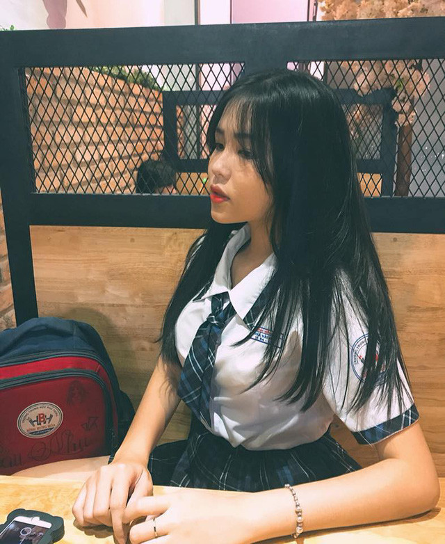  “Mới đầu em cảm thấy lo sợ vì bỗng được nhiều người để ý tới, làm gì cũng bị để ý dòm ngó không còn tự nhiên như trước.