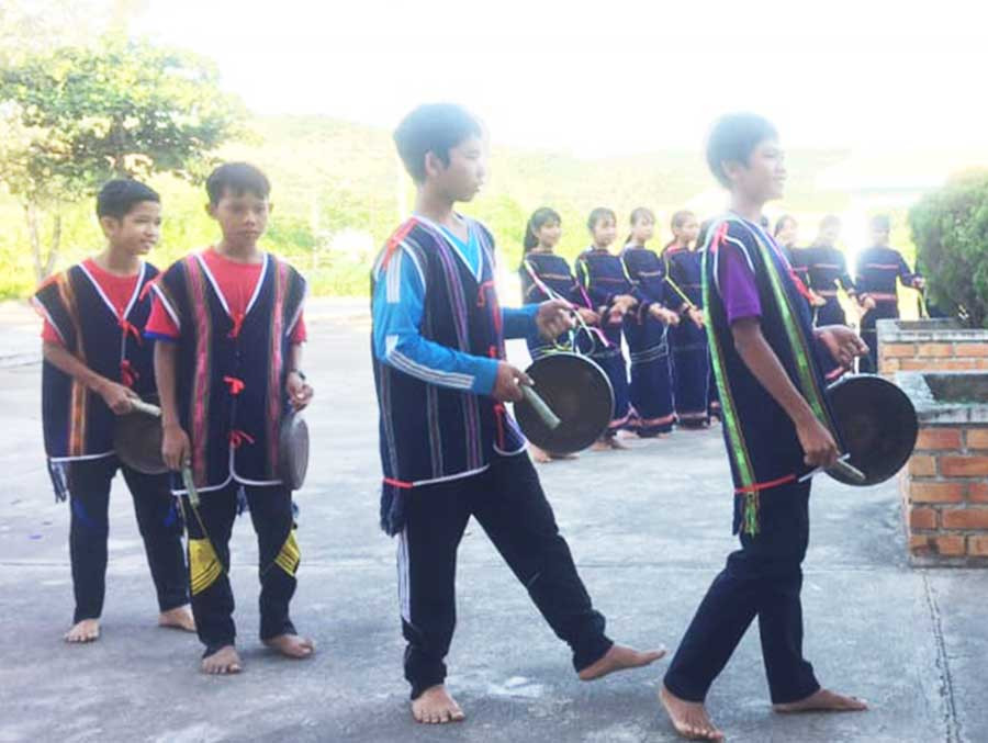 Buổi học cồng chiêng của học sinh lớp 8 Trường THCS Dân tộc Nội trú huyện Ia Pa. Ảnh: H.H