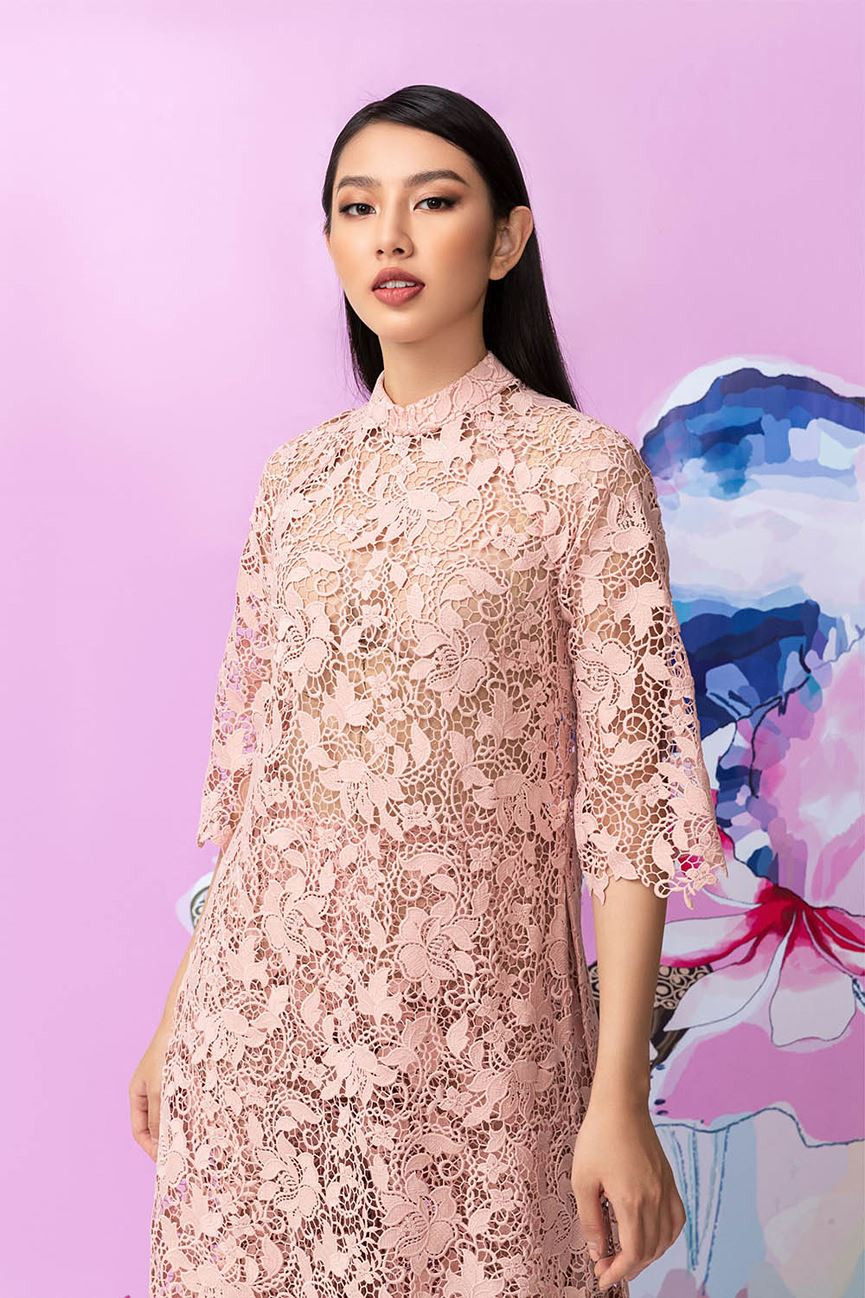 Miss International Việt Nam 2018 xuất hiện trong Bộ sưu tập áo dài cách tân mới của NTK Thủy Nguyễn, gồm 10 mẫu thiết kế với form dáng cách tân rất đặc trưng.