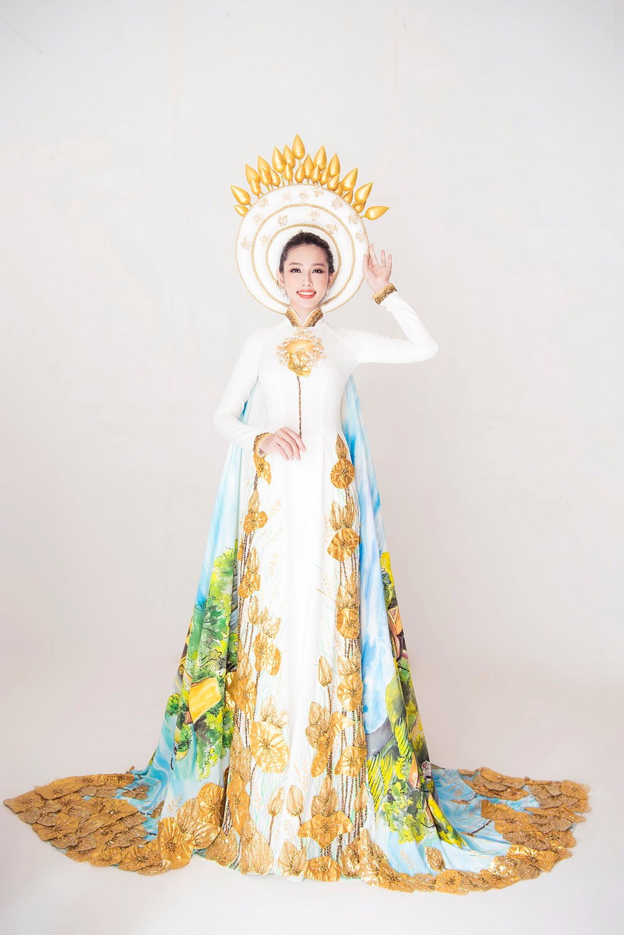 Những danh lam thắng cảnh mọi miền đất nước đã được thu nhỏ để tái hiện sống động trên tà áo qua nét vẽ nghệ thuật của những họa sỹ lành nghề. (Ảnh: Mon Trần) Những danh lam thắng cảnh mọi miền đất nước đã được thu nhỏ để tái hiện sống động trên tà áo qua nét vẽ nghệ thuật của những họa sỹ lành nghề. (Ảnh: Mon Trần)