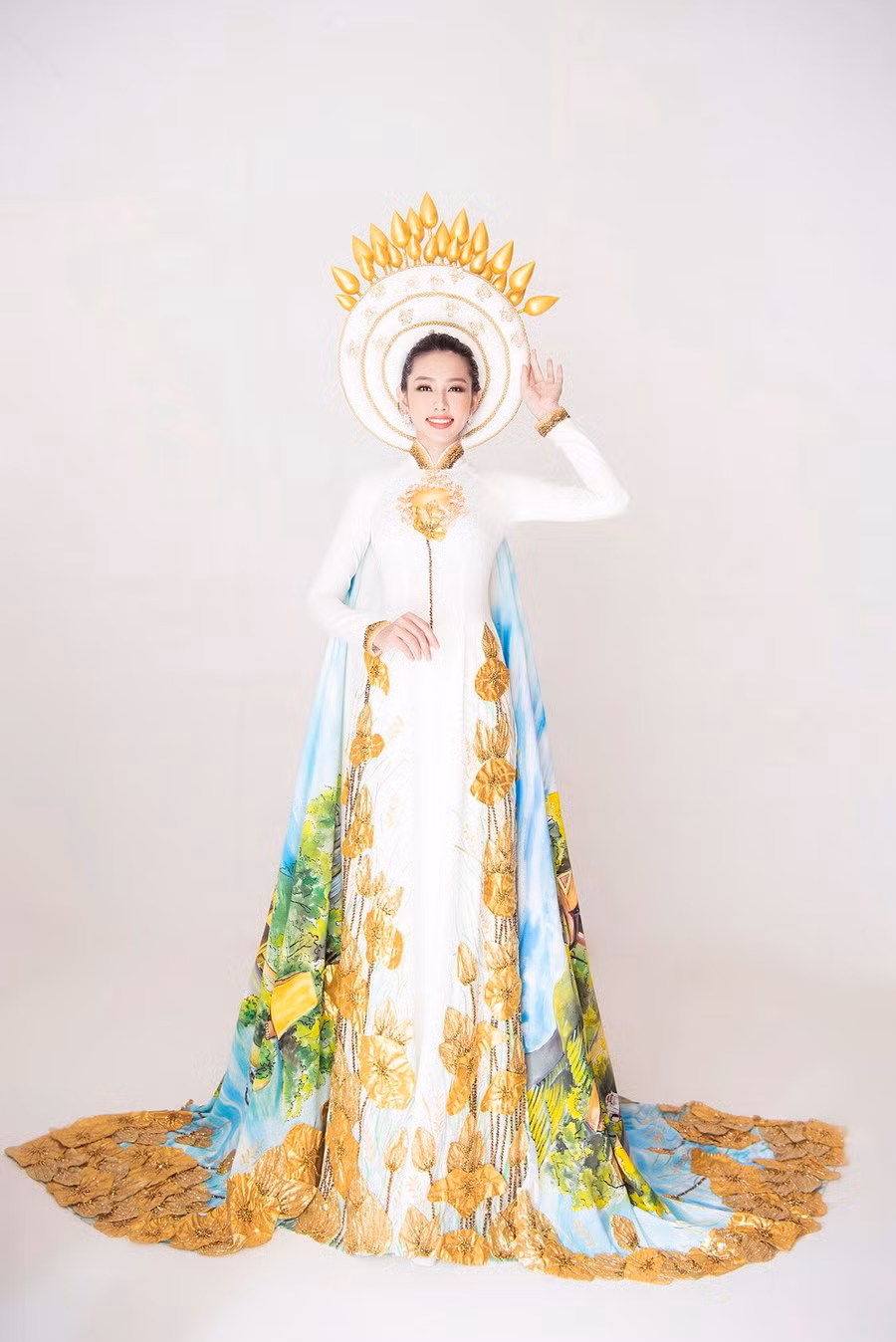 Những danh lam thắng cảnh mọi miền đất nước đã được thu nhỏ để tái hiện sống động trên tà áo qua nét vẽ nghệ thuật của những họa sỹ lành nghề. (Ảnh: Mon Trần)