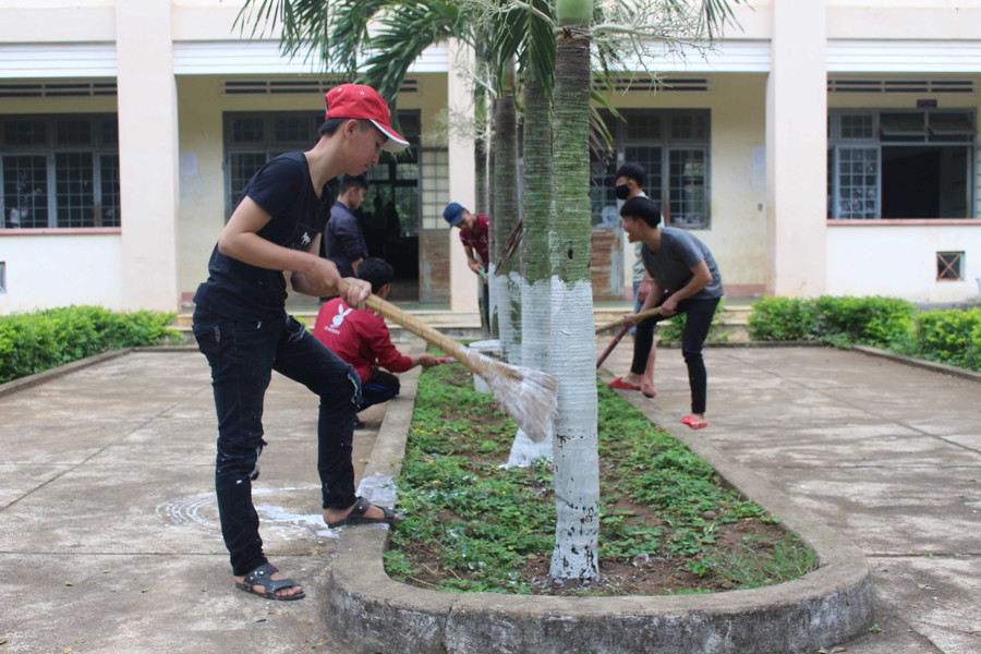 “Ngày chủ nhật xanh” của Trường THPT Anh hùng Núp được giáo viên và học sinh nhà trường hưởng ứng. Ảnh: N.G
