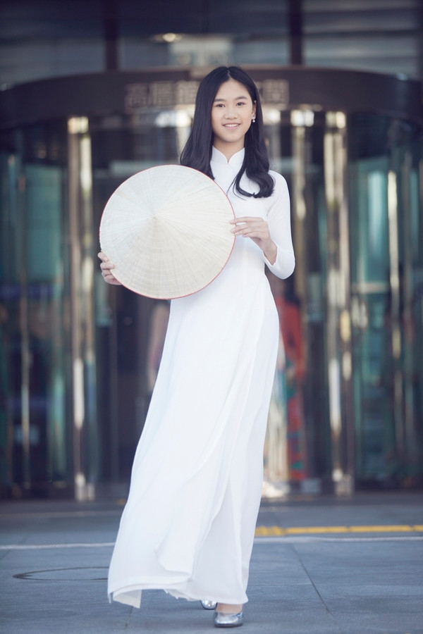 Hồng Uyên, con gái thứ hai của Paris Vũ, mặc áo dài trắng cùng nón lá. Cô bé năm nay 13 tuổi, hiện học tại một trường quốc tế ở TP HCM. Hồng Uyên, con gái thứ hai của Paris Vũ, mặc áo dài trắng cùng nón lá. Cô bé năm nay 13 tuổi, hiện học tại một trường quốc tế ở TP HCM.