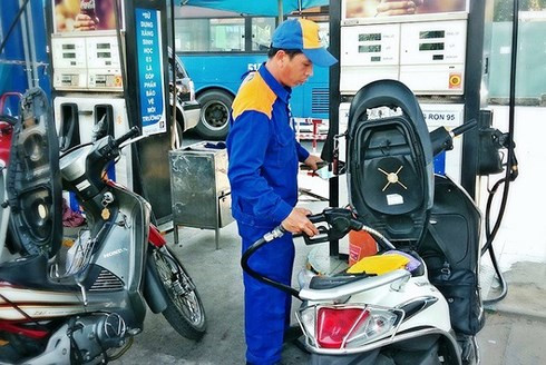 Giá xăng giảm mạnh từ 15h00 chiều 6/11. (Ảnh minh họa: KT)