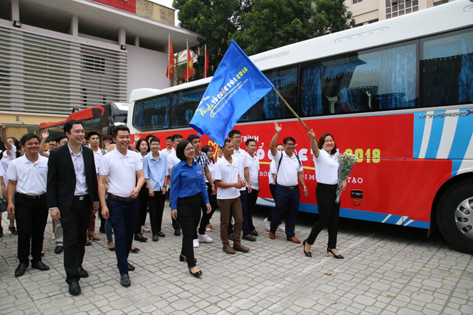 Chị Nguyễn Thị Thu Vân (áo xanh) dẫn đầu đội quân từ Hà Nội tham gia hành trình