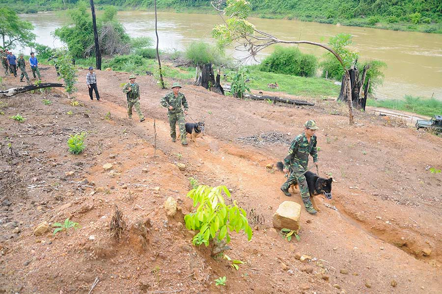 Cán bộ, chiến sĩ Đồn Biên phòng Ia O (huyện Ia Grai) tuần tra bảo vệ biên giới. Ảnh: L.T.H